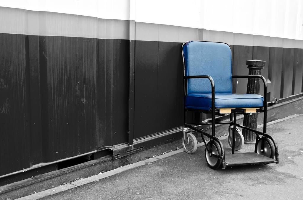 Customer service representative assisting with device support