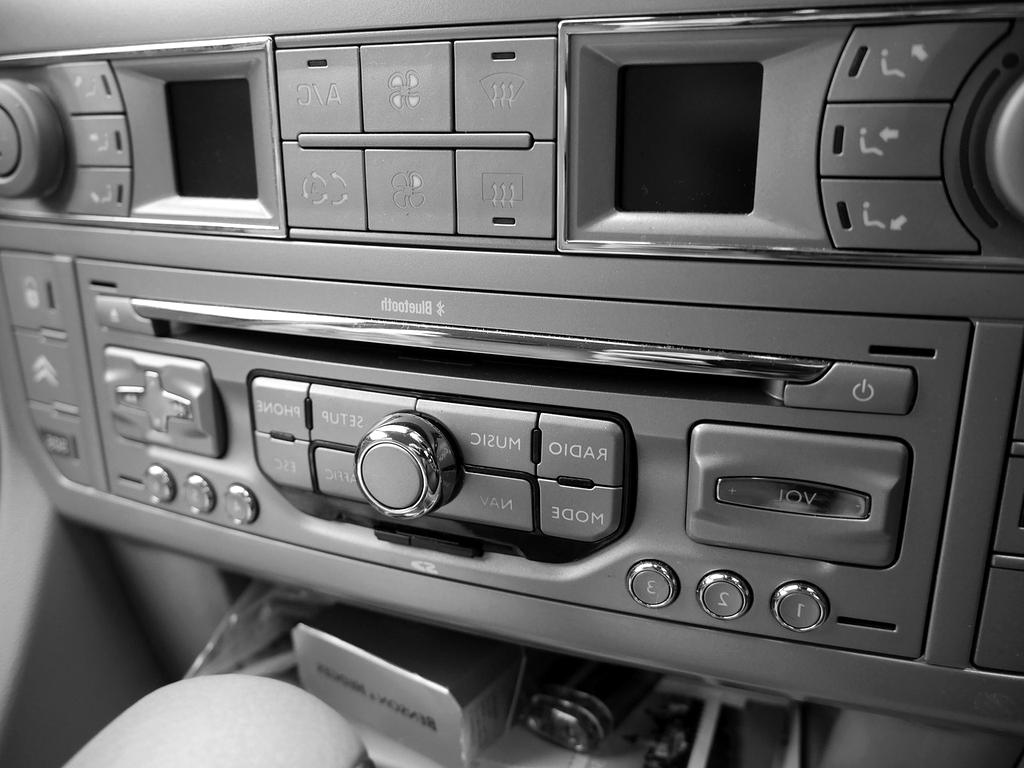 Extended warranty protection shield icon